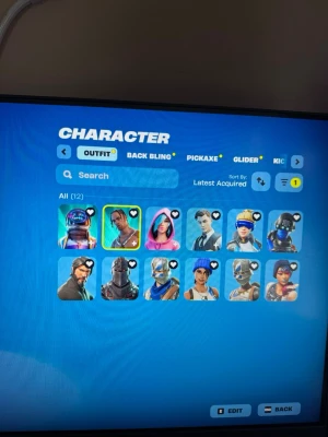 Fortnite og konto - Säljer ett fortnite konto med black knight, Travis scott, take the L, floss, Mano osv kontot har mer grejer än vad som visas på bild.
