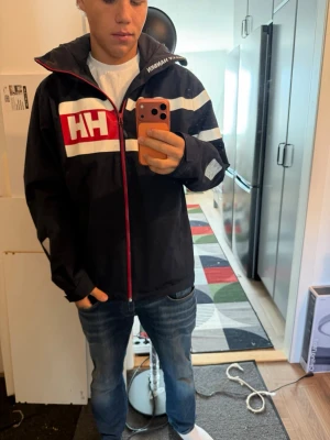 Helly Hansen jacka - Trendig jacka från hellyhansen storlek L. Inbyggd luva, många fickor. Säljer pga för stor för mig knappt använd. Skriv vid fundering eller fler bilder😊