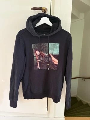 Svart limitato hoodie - Cool svart hoodie med stor huva och snören. Hoodien är gjort i mjukt material och är väldigt bekväm!