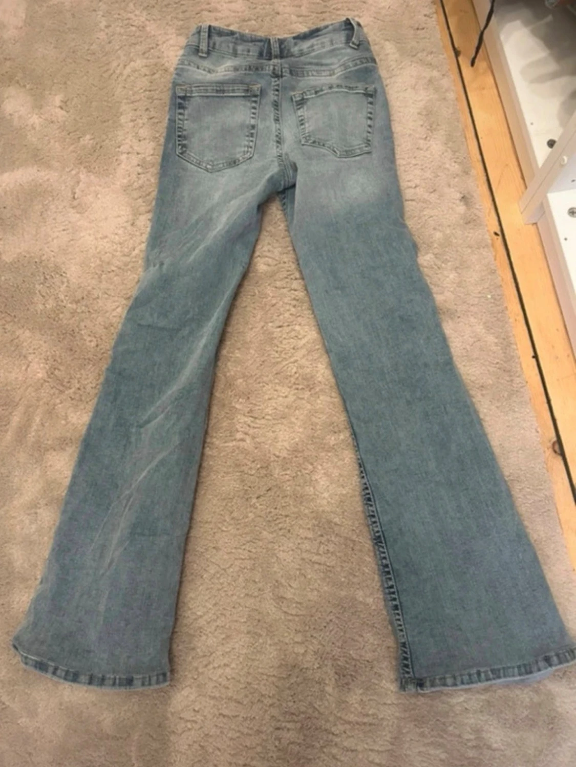 Ljusblå bootcut jeans med knappar - 1
