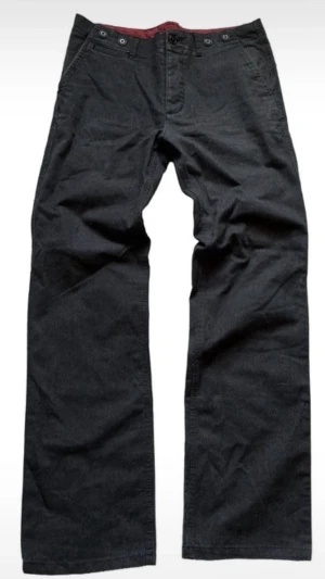 Vintage Svarta vida jeans med raka ben - Säljer ett par svarta jeans med bred passform och raka ben. Jeansen har klassisk femficksdesign, knappgylf och bälteshällor. Materialet är kraftigt denim som ger en cool och avslappnad look. Perfekta för dig som gillar loose fit och streetwear-vibe.