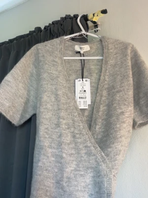 kofta/tröja från gina tricot  - Super mysig grå kofta från gina tricot! Aldrig använd💗 super mysig nu till hösten🍂 köptes för 360kr
