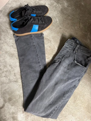 Gabba jeans slim - Säljer ett par grå jeans med klassisk femficksmodell och raka ben. Jeansen har bälteshällor och knappgylf. Perfekta för dig som gillar en enkel och stilren look till vardags. Materialet känns som bomullsdenim.