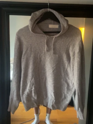 Grå Sayless hoodie - Snygg Grå Sayless Hoodie i storlek S. 100% Kashmir