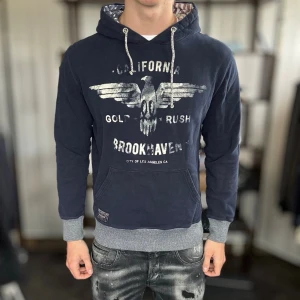 Hoodie - Mycket fint skick, inga defekter. Modellen är 185 cm, 75 kg. Alltid billigare pris vid köp av flera varor‼️🙌Svarar alltid på frågor eller funderingar! 500 recensioner med 5/5🤝