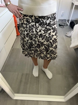 Mönstrad midikjol - Superfin knälång kjol med blommönster💕