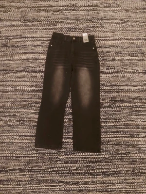 Svarta raka jeans  - Står att jeansen är XS men passar mer som M. Ej använd något