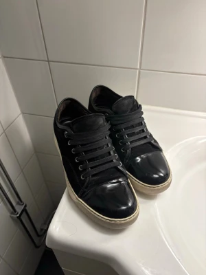 Lanvin skor - Lanvin skor i storlek 42, använda rätt mycket men fortfarande bra skick. Nypris 4500, mitt pris 1799. (Endast skor)