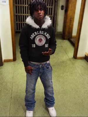 *EFTERTRAKTAD* 2000s~ talet Abercrombie g fitch hoodie - Säljer en ganska billig snygg svart hoodie från Abercrombie & Fitch med stor logga och text framtill. Huvan är fodrad med mjuk grå trikå och har vit fuskpäls runt kanten. Klassisk känguruficka och ribbade muddar. Perfekt för dig som vill ha en unik och mysig hoodie. 