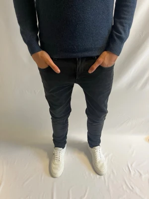 Replay Anbass  - Tja! Säljer nu dessa svarta Replay Anbass.               - storlek: 30/32 - pris: 449kr - mått: 103 cm längd och 38 cm midja -                                                     Hör gärna av er vid frågor eller intresse! 