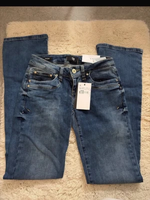 Lågmidjade jeans - Blå lågmidjade bootcut jeans från LTB i modellen valerie, storlek 24/32. Ny med prislapp