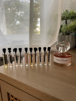 Essnce parfymtester och HM parfym - Säljer alla tillsammans (10 testers från Essnce, en edt från HM)  - Essnce parfymtesters Fizzy mango Feminina vivit Black velvet Delicate jasmine Aurora vanille Noble eclat Skyfall mystery Midsummer dream Pink haze Milky flower  - H&M eau de toilette Vanilla dreamer
