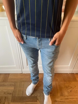 Hacket London jeans  - Detta är ett par Hacket london jeans som jag lägger ut till för försäljning pågrund av att dom tyvärr blivit för små med tiden som gått, jag är omkring 176 så detta paret sitter som skinny fit på mig men är egentligen slim fit,, köpte dessa jeans på la fayette i Paris för två år sen, men utöver att dom är för små för mig så är de inget fel på jeansen, de fin färg och bra passform.
