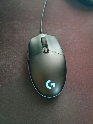 Logitech G Pro HERO Spelmus - Säljer en grymt bra spelmus som ligger perfekt i handen. Nära nyskick enligt bilder. Fungerar utmärkt, upplyst, trådad kabel, Logitechs legendariska Hero sensor. Specifikationer längst ned.  Nypris: 1000+ SEK Mitt pris: 398 SEK  Skriv vid frågor och se gärna mina andra annonser! Skapar gärna deals och paketpriser för just dina behov!   Skickas snabbt och spårbart med alla möjliga fraktsätt  Logitech G Pro (Hero) är en högpresterande mus designad för e-sport och gaming. Med den optiska HERO-senso