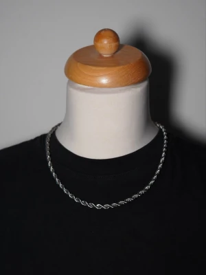 Silver Cuban Chain 6 mm – 50 cm ✨ - Kraftig och stilren silverfärgad Cuban Chain i rostfritt stål ✨  Den 6 mm breda kedjan ger en snygg och exklusiv look och fångar ljuset riktigt fint. Perfekt om du vill ha en kedja som syns men fortfarande är enkel att matcha med olika outfits.  • Bredd: 6 mm • Längd: 50 cm • Material: Rostfritt stål • Färg: Silver • Svart fancy smyckespåse ingår 🎁  En clean kedja med lite extra attityd. 🖤  Skickas välpackad! Sökord: silverfärgat halsband, smycken, silverfärgat smycke