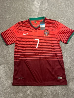 Portugal matchtröja Nike nr 7 - säljer denna snygga Portugal tröjan som har Ronaldo #7 på ryggen. 