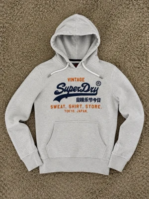 Superdry Hoodie Grå - Superdry Hoodie Grå - Väldigt fint och fräscht skick. - Storlek: XL men sitter exakt som en M. - Pris: 599kr - Först till Kvarn!