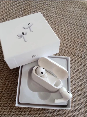 Vita trådlösa in-ear hörlurar Pro - Snygga vita trådlösa in-ear hörlurar med laddningsetui. Hörlurarna har en stilren design med rundade former och silikonproppar för bra passform. Laddas med lightning-kabel. Perfekta för musik, poddar och samtal på språng.