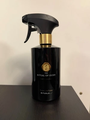 Rituals The Ritual of Oudh doftspray - Snygg svart och guld doftspray för hemmet från Rituals, The Ritual of Oudh. Flaskan rymmer 500 ml och har en praktisk sprayfunktion. Doften är oudh och patchouli, perfekt för att fräscha upp rummet med en lyxig känsla. Oanvänd!