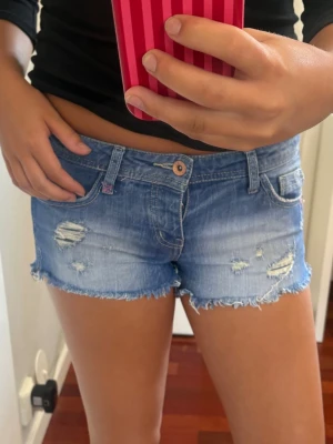 Skit snygga jeansshorts - Lågmidjade jeans från stradivarius! Stl 36🥰