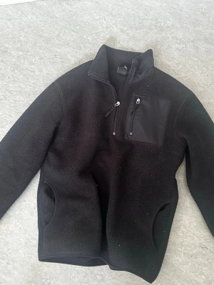 Svart fleece tröja/ teddy - Mysig svart fleece tröja med halfzip storlek S