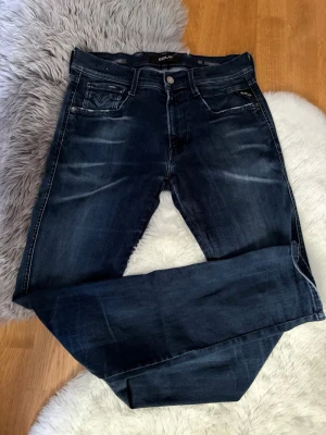 Replay Anbass - Replay anbass i otroligt fint skick. Nästintill inga tecken på användning. Storlek W31 L34. Hyperflex jeans. Kontakta mig om du har några frågor. 