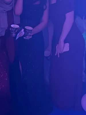 Svart glittrig prom klänning med slits - Supersnygg svart långklänning med glittrigt tyg, markerad midja och hög slits. Klänningen är axelbandslös med snörning i ryggen och har en elegant, figurnära passform. Perfekt för dig som vill sticka ut på bal. Nya pris:1240kr.Har använt den bara en gång❤️Passar Xs-S även M. Priset kan diskuteras
