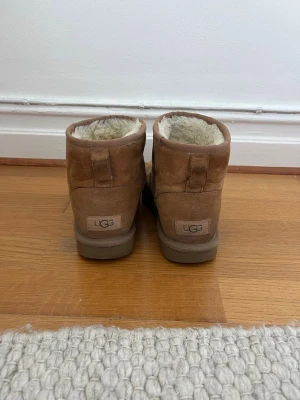 UGG  - Uggs mini i chestnut storlek 36 🤎 använda men fullt fungerande och ytskicket kan putsas upp igen 😇 nypris 2.195kr