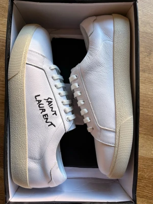 Saint Laurent skor - Vita Saint Laurent skor. Helt nya! Kom privat för fler frågor.