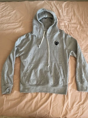 Grå hoodie från Commes Des Garcons (CDG) - Storlek S, herr. Använd tre gånger. Fraktar snabbt✌️📦
