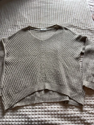 stickad tröja  - snygg stickad tröja som är lite beigefärgad. Passar med ett par jeans eller en kjol och passar särskilt bra nu när hösten och vintern börjar närma sig 🍁
