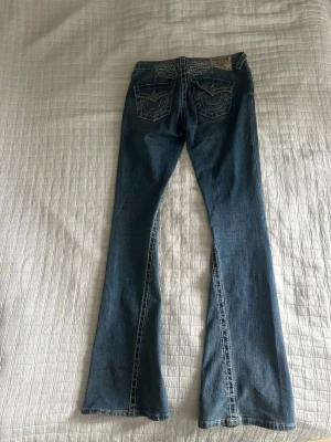 Blå True Religion bootcut jeans - Ett par väldigt snygga jeans. Knappt använda är dom. 