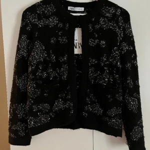 Zara kofta - Slutsåld kofta från zara. Svart kofta med glitter på. Endast knapp vid halsen. Prislapp kvar. Storlek S. Som ny! 💕 nypris 400