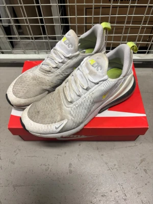 Nike Air Max 270  - Nike Air Max 270 – Vit/Grå/Volt – Stl 44,5  Säljer ett par Nike Air Max 270 i storlek 44,5.  Vit/grå färgsättning med neongula/Volt-detaljer och klassisk Air Max 270-dämpning.  Storlek: EU 44,5 Skick: Väl använda. Smuts/missfärgningar och normalt slitage förekommer, framför allt på den ljusa ovandelen och sulorna. Se bilder för skick. 