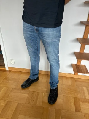 Nudie jeans grim Tim  - Nudie grim Tim jeans herr| pris:299kr| storlek: 31/32| skick:6,5/10| hör av dig vid minsta lilla fundering eller fråga| Dem har två par små fläckar långt ner på benen (Se sista bilden)| Dessa fläckar syns inte när man har på sig dem| 