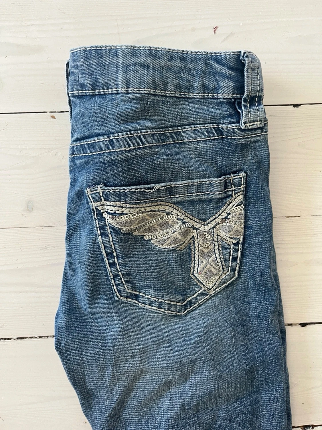 Blå bootcut jeans med slitningar - 1