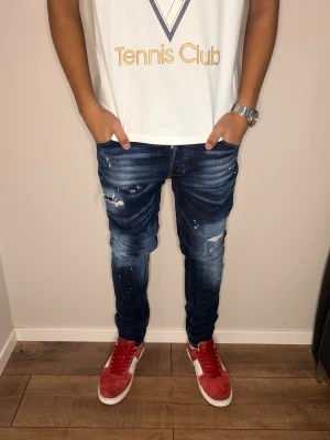 DSQUARED2 jeans  - Storlek 46. Mycket bra skick. Hör av dig vid intresse 😁