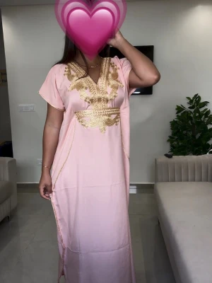 Rosa gandoora💗 - Klänningar är one size och är designade för att passa olika kroppstyper. På insidan finns ett justerbart band i midjan, så att du enkelt kan anpassa passformen🤍 Modellen är 165 cm