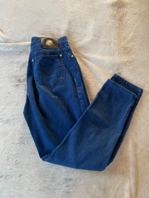 Versace Jeans - Ett par snygga jeans från Versace (Versace Jeans Signature). Det står inte vilken storlek det är, det står bara 31  45 (som man ser på bild 5) så jag tog 38 i”storlek”. men dom är ganska för stora för mig och jag är ungefär 150cm lång.  Hör av er vid frågor eller funderingar☺️