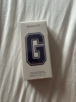 GANT Eau de Toilette 50ml - GANT Eau de Toilette för män i en stilren vit förpackning med en stor blå bokstav G på framsidan. Flaskan innehåller 50 ml och är perfekt för dig som gillar fräscha och maskulina dofter. Snygg design som sticker ut i badrumsskåpet.