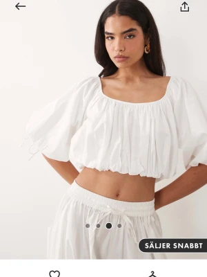 Zara topp - Vit croppad blus. Jätte fin!! Lik Zara toppen men är från ASOS. Köpt för 459kr. Lappen kvar. 
