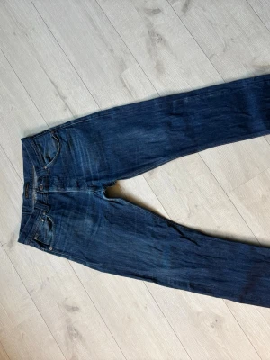 Discontinued nudie jeans med rak passform. Even Steven - Snygga mörkblå jeans med rak passform och klassisk femficksdesign. Jeansen har subtila slitningar och kontrastsömmar. Tillverkade i denim med en autentisk tvätt som ger en avslappnad look. Even Steven 