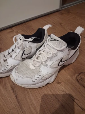 Nike air skor - Nike air skor. De har små defekter, som skosnören, vilket lätt går att byta till nya. Annars är de i mycket bra skick! 😄