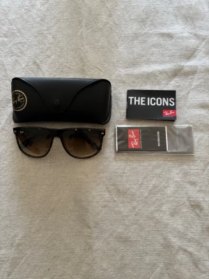 Ray-Ban Boyfriend - Säljer ett par klassiska Ray-Bans I’m modell 4147 med brunmelerad båge och mörka glas. Fodral och allt annat fås med.