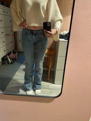 Ginatricot bootcut jeans - Super snygga low/midwaist ljusblå bootcut jeans från ginatricot! Lite smått slitna längst ner men inget som märks