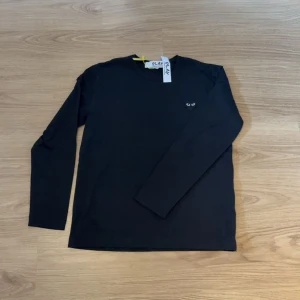 Svart långärmad cdg  - Stygnen har gått up back på axeln går att sy lätt utan att det syns anses helt topp skick