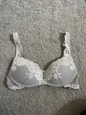 Intimissimi bh - Säljer denna jättefina gråa intimissmi bh då den tyvärr blivit för liten💕