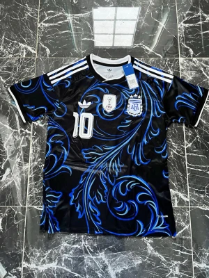 Argentina Adidas fotbollströja svart/blå - Snygg svart fotbollströja från Adidas med blått och ljusblått mönster, nummer 10 och AFA-logga på bröstet. Tröjan har vita detaljer på axlarna och är tillverkad i ett lätt, snabbtorkande material. Perfekt för dig som älskar fotboll och vill sticka ut på planen.