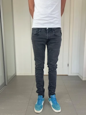 Replay Anbass Jeans - Säljer nu dessa Replay Anbass Jeans, W31 o L32 med mått ca 37,5 o 105 cm. skriv för fler bilder/frågor🙌🏼