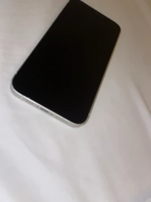 vit Iphone Apple 12 - Säljer en vit iPhone 12 inga skador på skärmen på baksidan finns det en spricka batterihälsa 89 kan träffas i Malmö